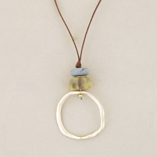 COLLAR LARGO COLGANTE RESINA ANILLA METAL