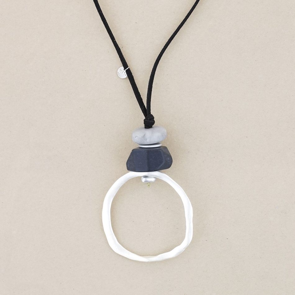 COLLAR LARGO COLGANTE RESINA ANILLA METAL