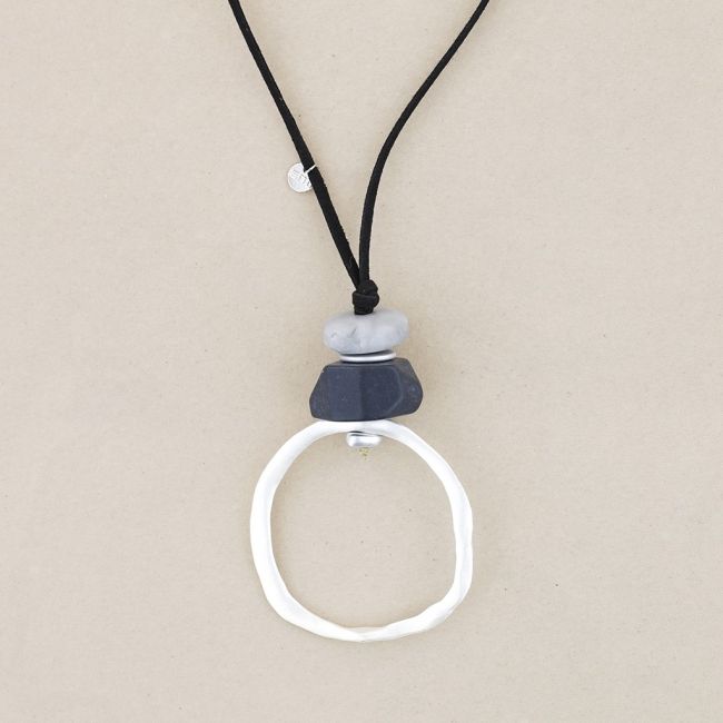 COLLAR LARGO COLGANTE RESINA ANILLA METAL