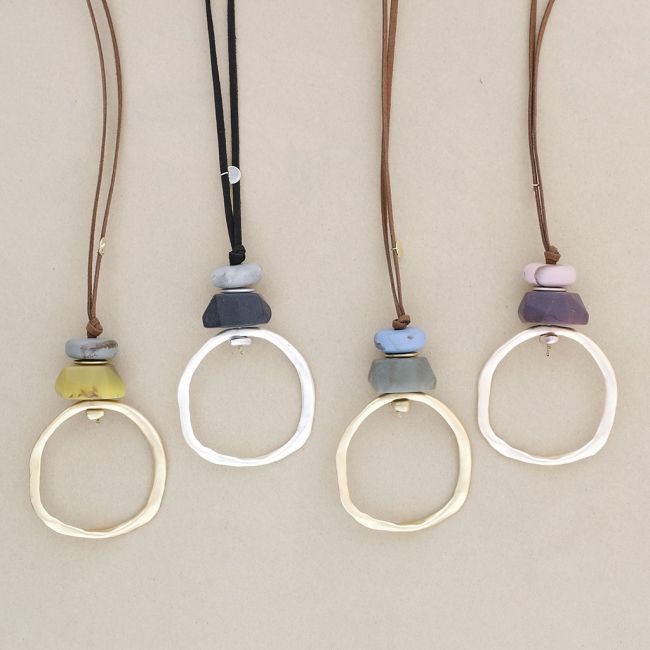 LONG NECKLACE WITH METAL RING RESIN PENDANT