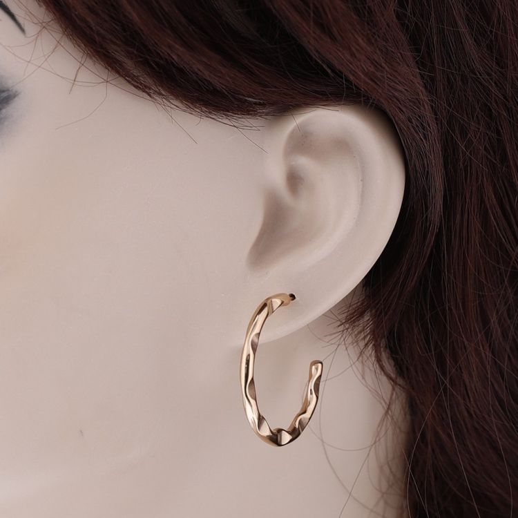 ROUGH HOOP STEEL EARRINGS 2