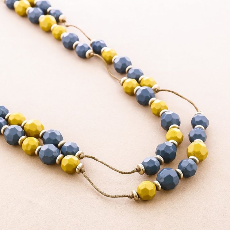 LONG NECKLACE WITH RESIN BEADS