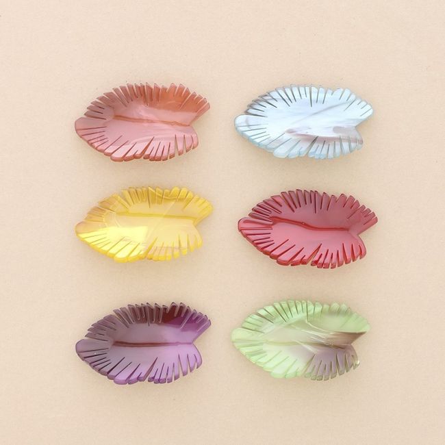 LEAF RESIN BROOCH