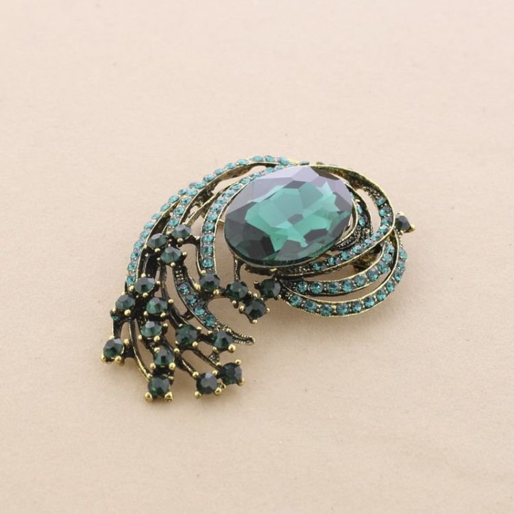 METAL FLOWER BROOCH WITH CRYSTALS
