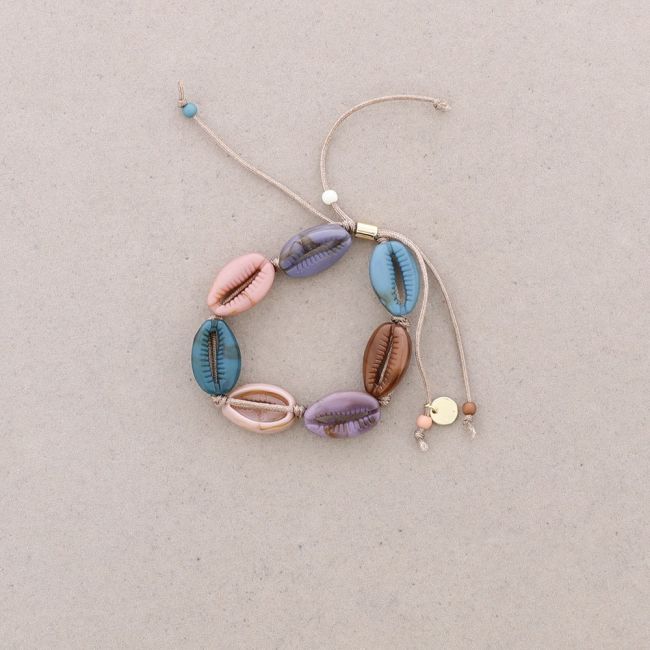 MACRAME BRACELET WITH RESIN SHELLS