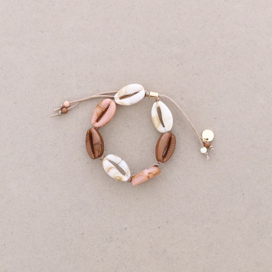 PULSERA MACRAMÉ CONCHITAS RESINA