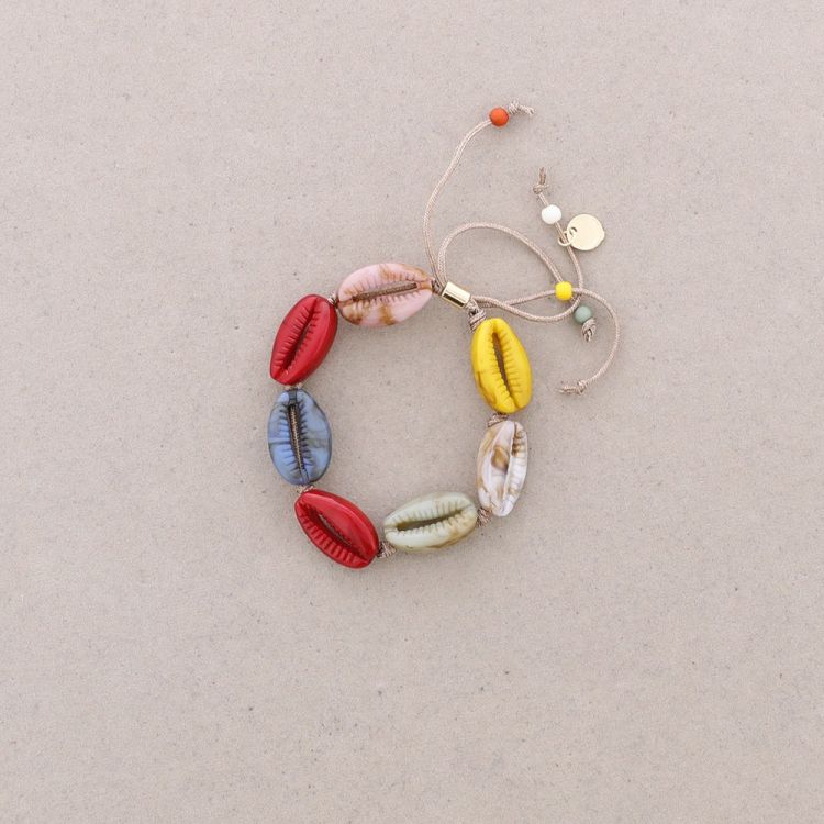 MACRAME BRACELET WITH RESIN SHELLS 2