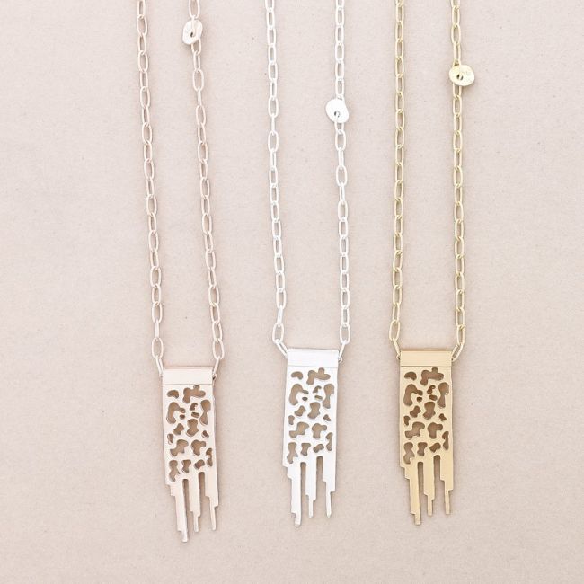 LONG METAL PENDANT NECKLACE