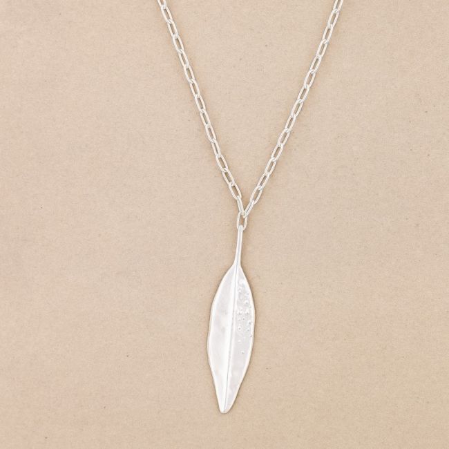 METAL LEAF PENDANT CHAIN LONG NECKLACE