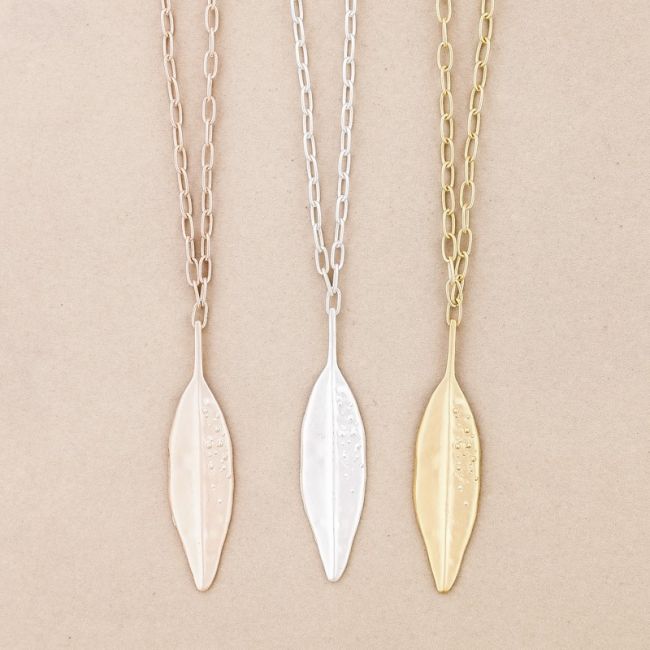 METAL LEAF PENDANT CHAIN LONG NECKLACE