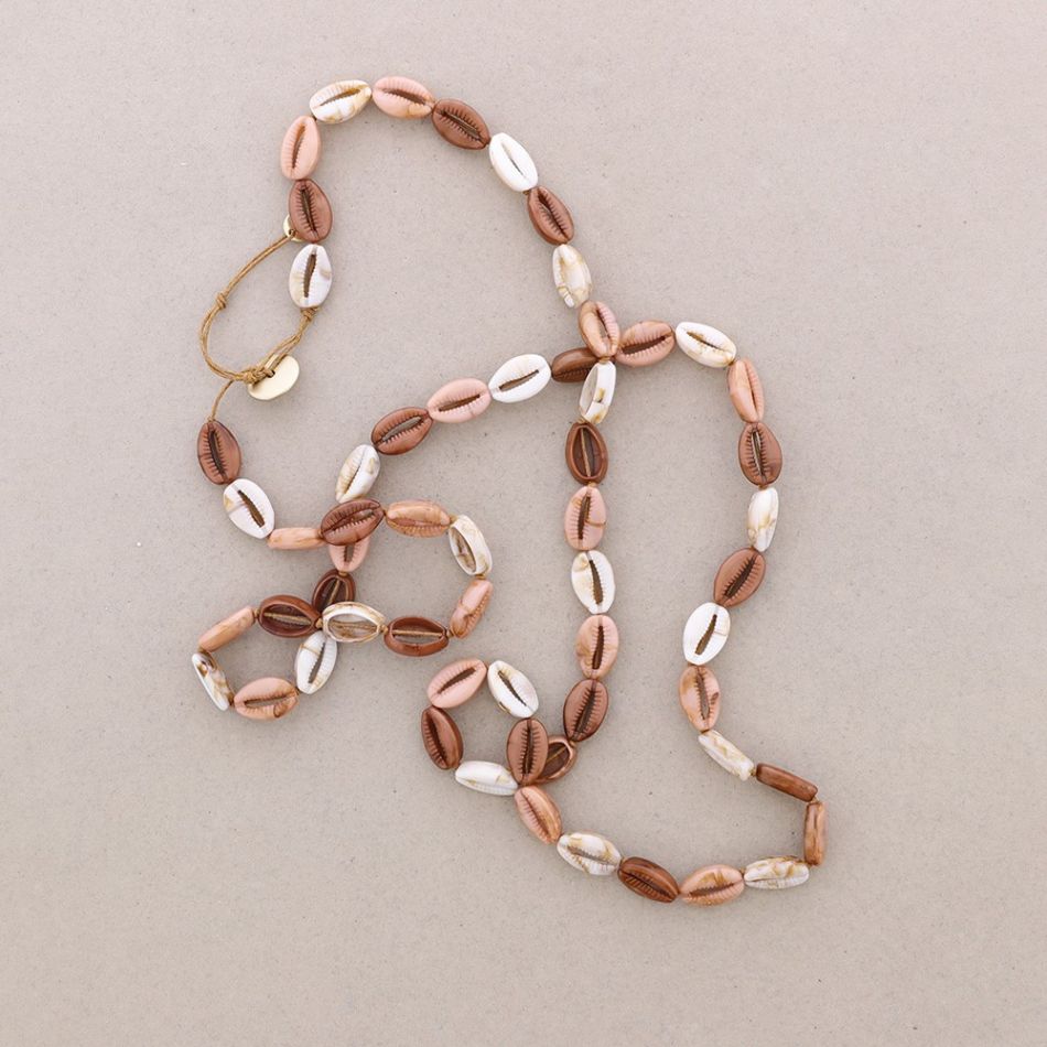 COLLAR LARGO CONCHITAS RESINA