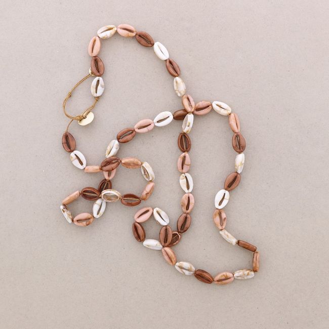 COLLAR LARGO CONCHITAS RESINA