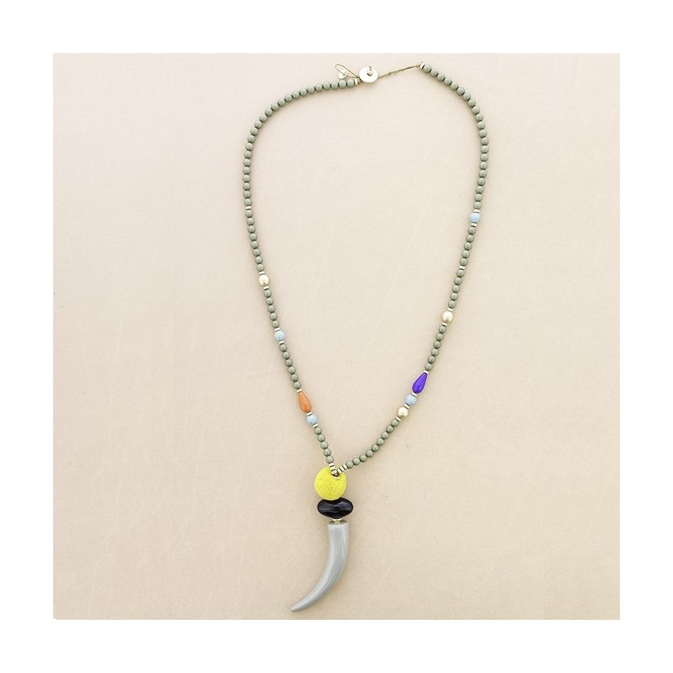 COLLAR LARGO CUENTAS RESINA COLGANTE CUERNO