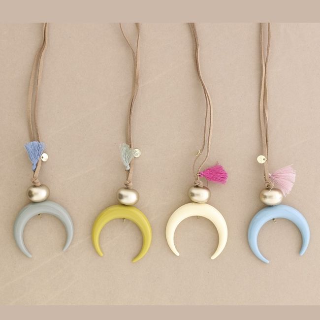 COLLAR LARGO ANTELINA COLGANTE MEDIA LUNA RESINA