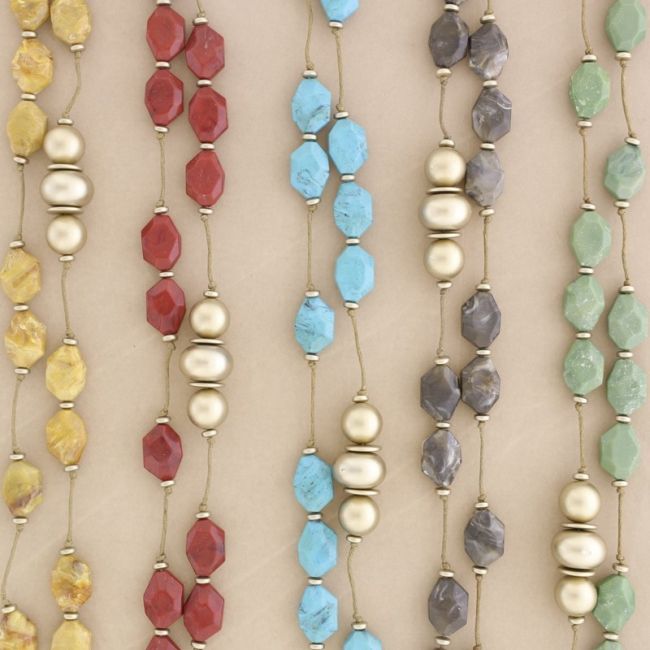 LONG NECKLACE WITH RESIN BEADS