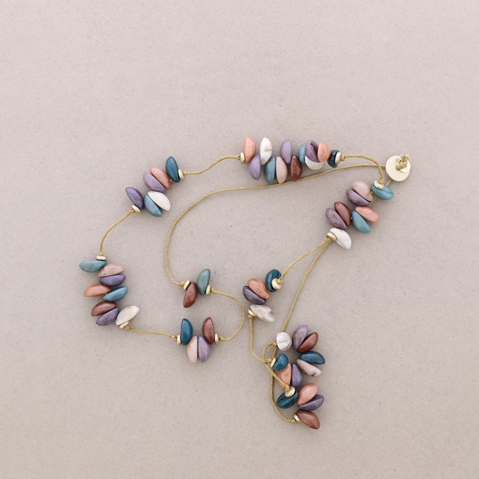 COLLAR LARGO COLGANTES CONCHITAS RESINA