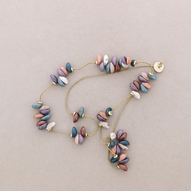 COLLAR LARGO COLGANTES CONCHITAS RESINA