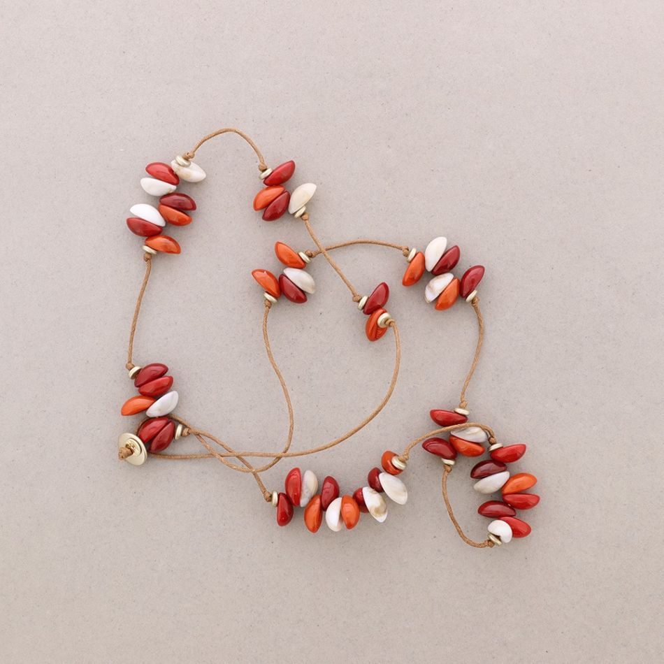 COLLAR LARGO COLGANTES CONCHITAS RESINA