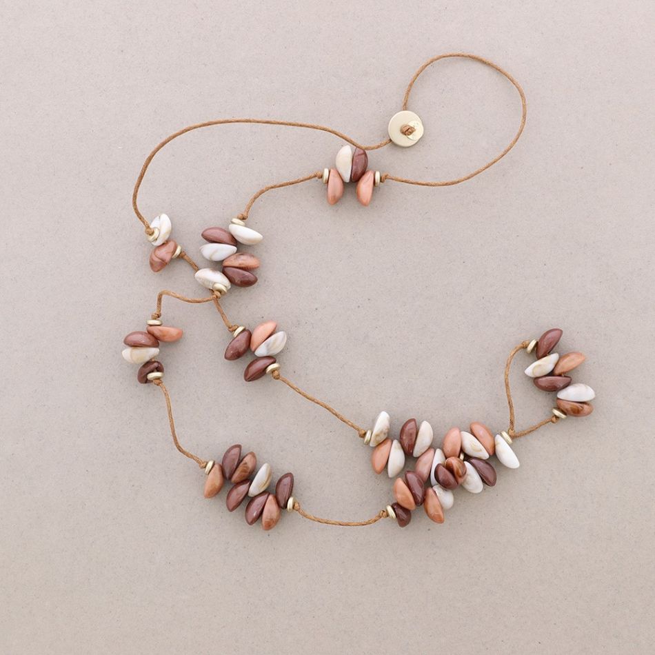 COLLAR LARGO COLGANTES CONCHITAS RESINA