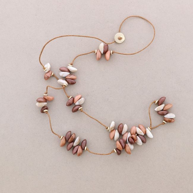COLLAR LARGO COLGANTES CONCHITAS RESINA