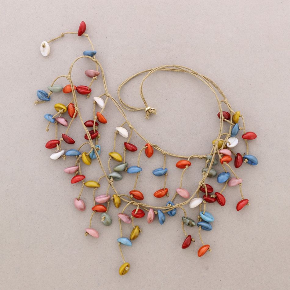 COLLAR LARGO COLGANTES CONCHITAS RESINA