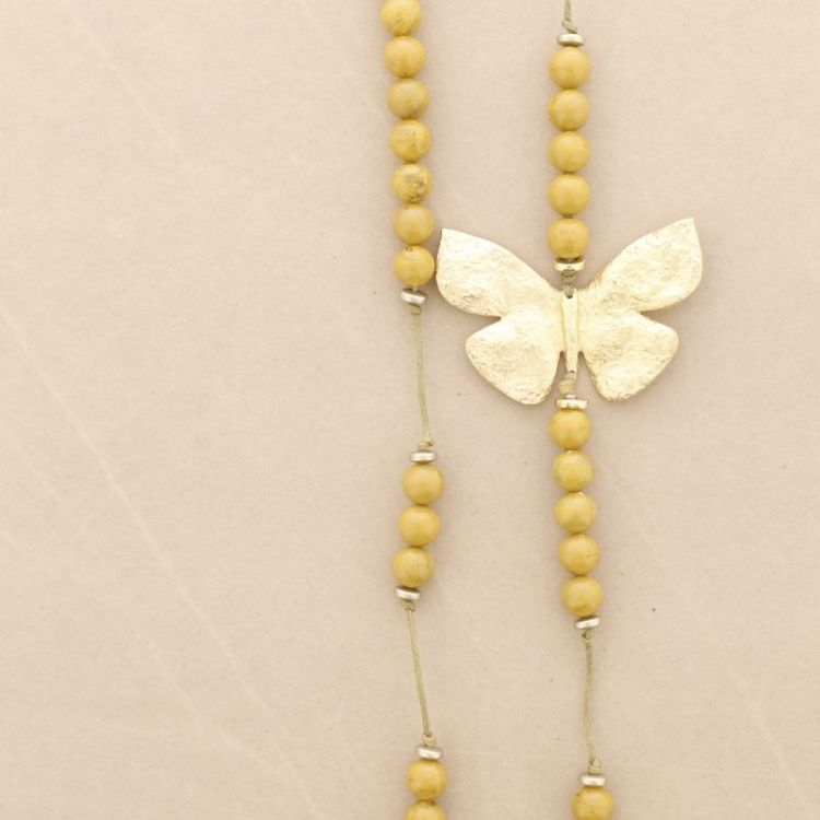 COLLAR LARGO CUENTAS RESINA MARIPOSA METAL 2
