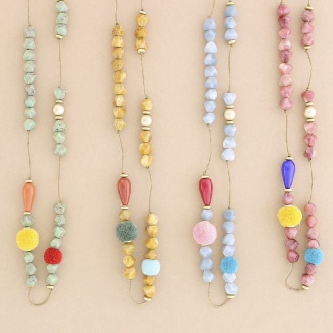 COLLAR LARGO CUENTAS RESINA POMPONES