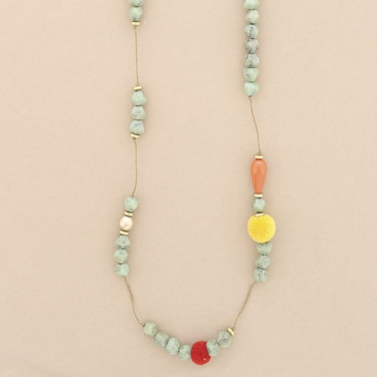 COLLAR LARGO CUENTAS RESINA POMPONES 2