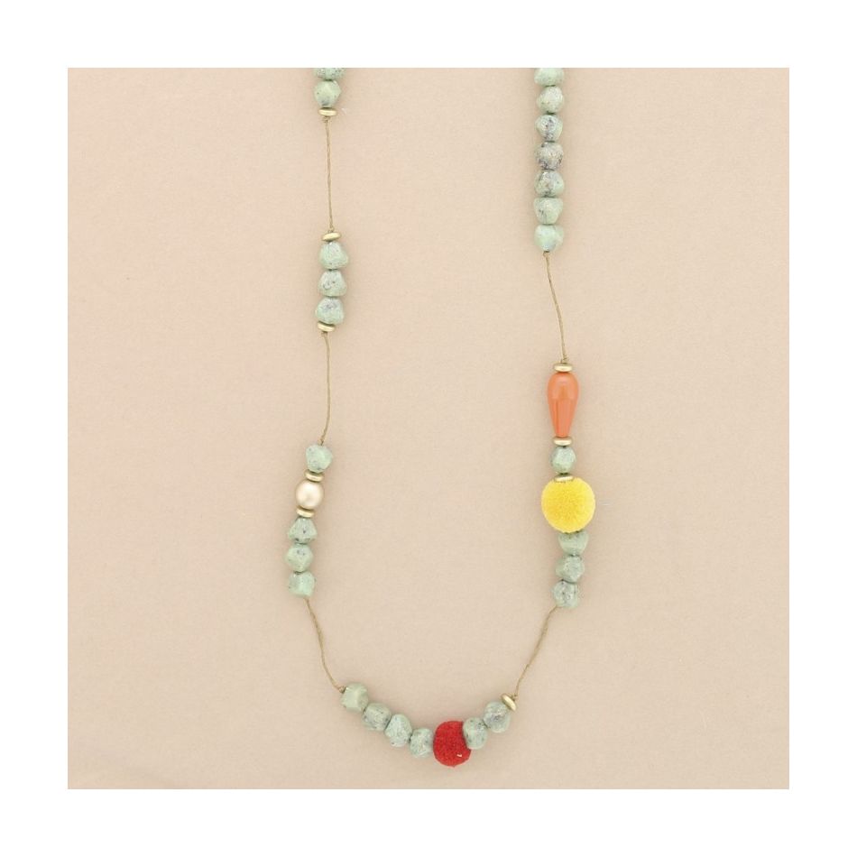 LONG NECKLACE WITH RESIN BEADS AND POMPOMS