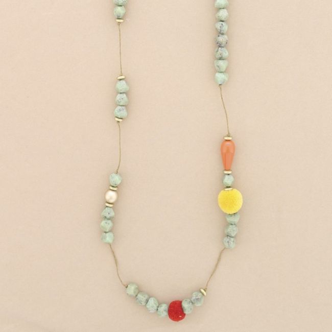 LONG NECKLACE WITH RESIN BEADS AND POMPOMS