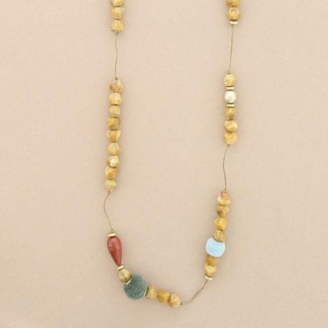 COLLAR LARGO CUENTAS RESINA POMPONES