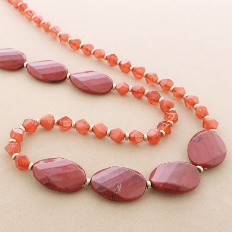 LONG NECKLACE WITH RESIN BEADS