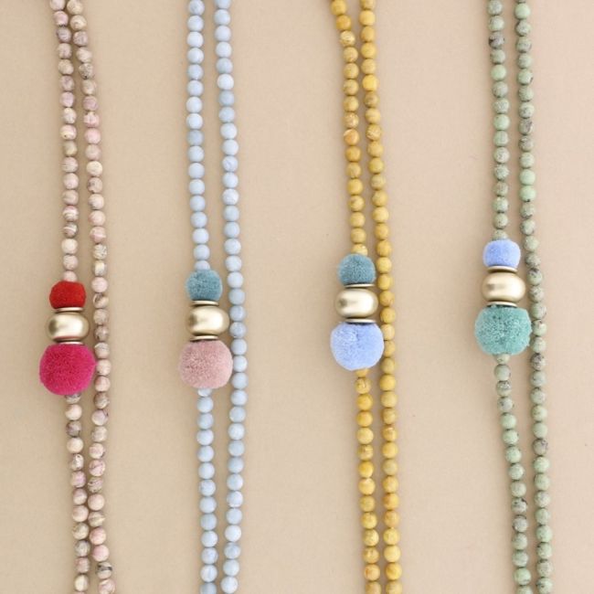 COLLAR LARGO CUENTAS RESINA POMPONES