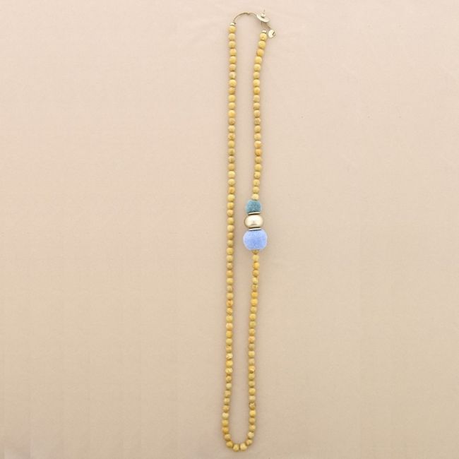 LONG NECKLACE WITH RESIN BEADS AND POMPOMS