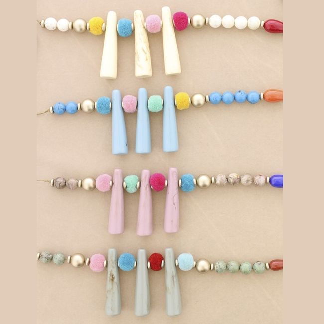 LONG NECKLACE WITH RESIN BEADS AND POMPOMS