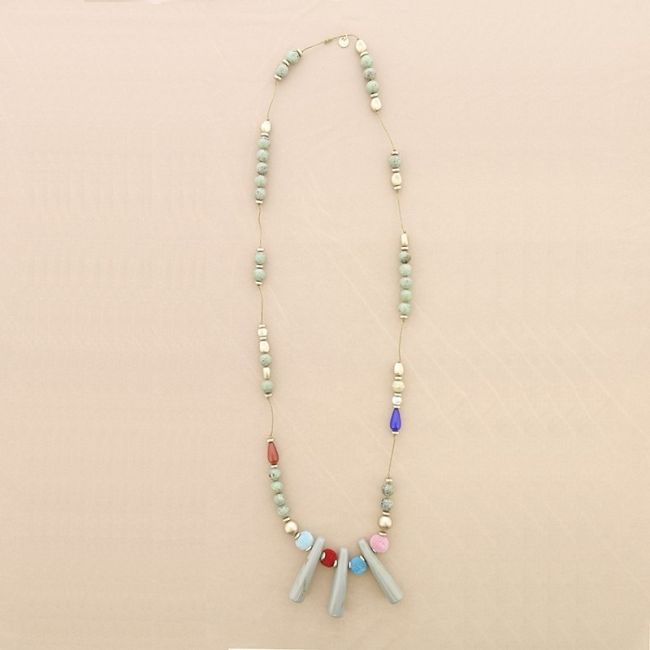LONG NECKLACE WITH RESIN BEADS AND POMPOMS