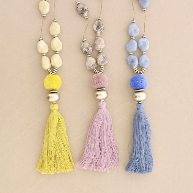 COLLAR LARGO CUENTAS RESINA COLGANTE FLECO