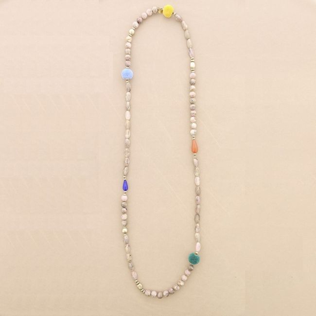 LONG NECKLACE WITH RESIN BEADS AND POMPOMS