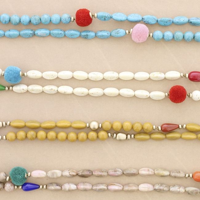LONG NECKLACE WITH RESIN BEADS AND POMPOMS