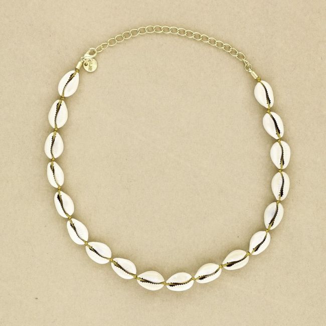 SHELL COLORED THREAD SHORT NECKLACE