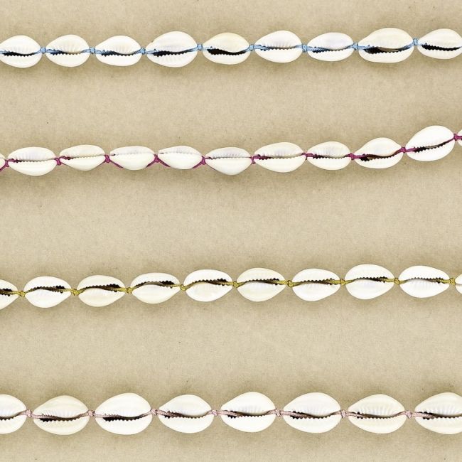 SHELL COLORED THREAD SHORT NECKLACE