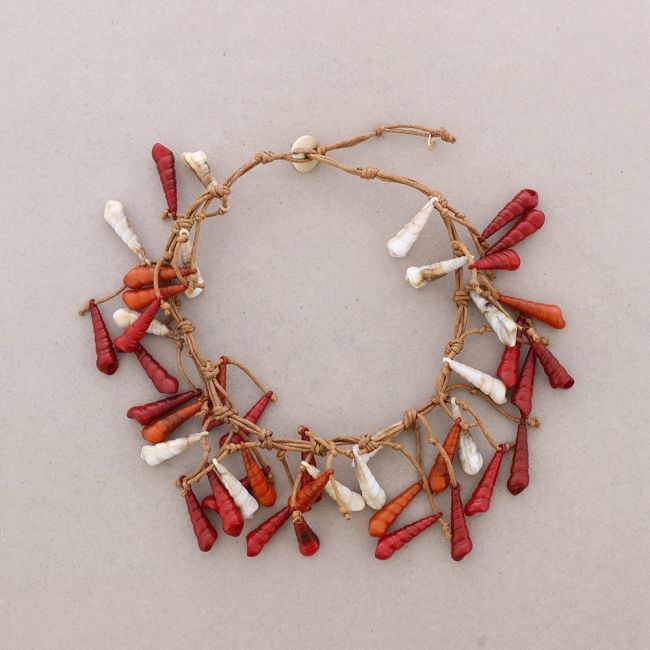 BIB SHORT NECKLACE WITH CONCH PENDANTS