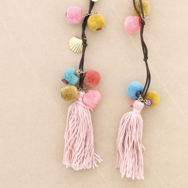 COLLAR LARGO ANTELINA POMPONES CONCHAS DOBLE FLECO