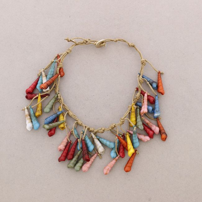 BIB SHORT NECKLACE WITH CONCH PENDANTS