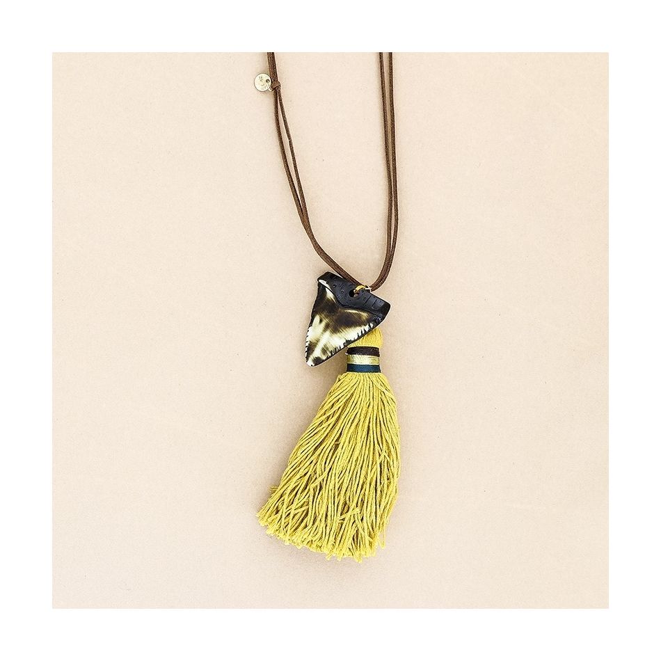 COLLAR LARGO COLGANTE RESINA FLECO
