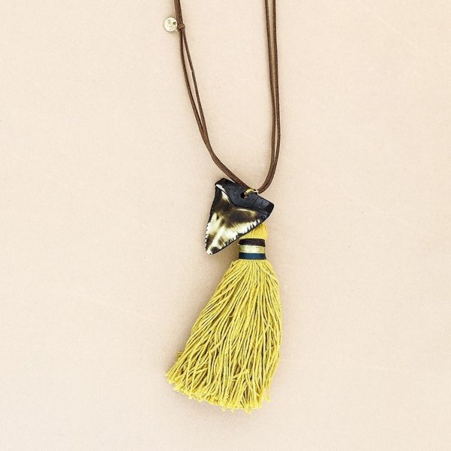 COLLAR LARGO COLGANTE RESINA FLECO