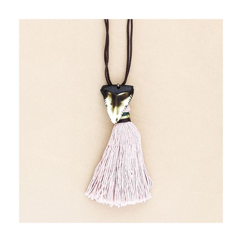 COLLAR LARGO COLGANTE RESINA FLECO