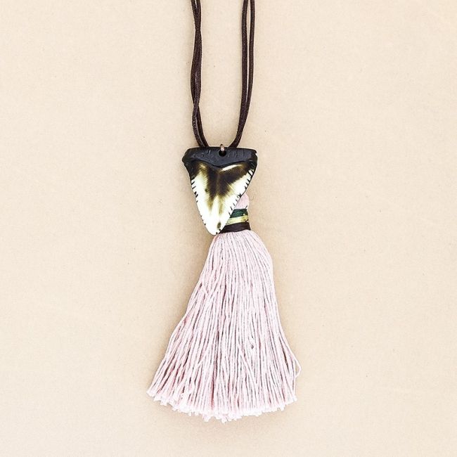 COLLAR LARGO COLGANTE RESINA FLECO