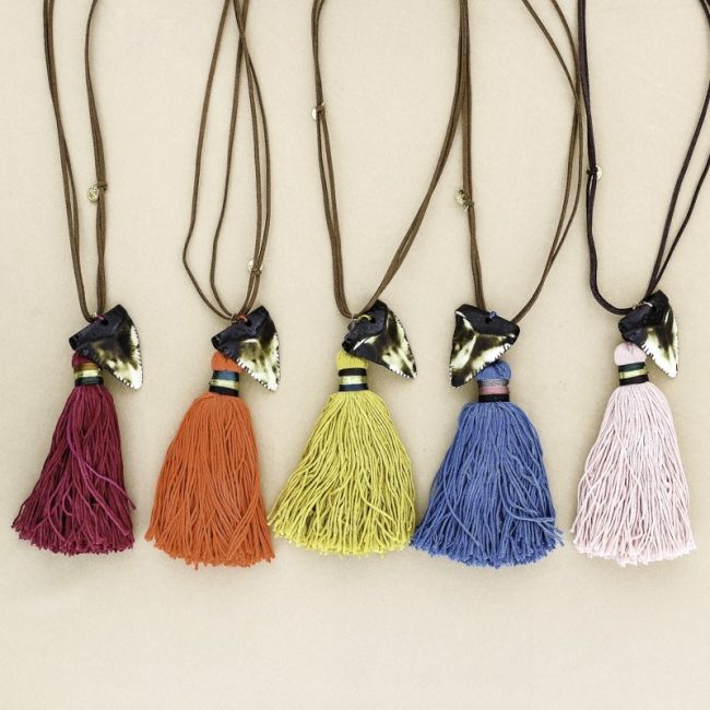 COLLAR LARGO COLGANTE RESINA FLECO