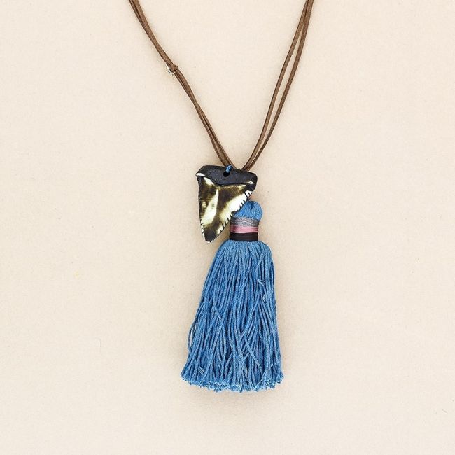 COLLAR LARGO COLGANTE RESINA FLECO